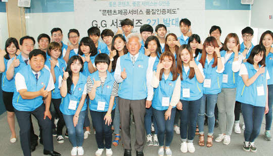 15일 서울 종로 한국데이터베이스진흥원에서 이영덕 원장(앞줄 왼쪽 네번째)과 임직원, 콘텐츠제공서비스 품질인증제도 서포터즈로 선발된 대학생들이 기념촬영을 하고 있다.      한국데이터베이스진흥원 제공